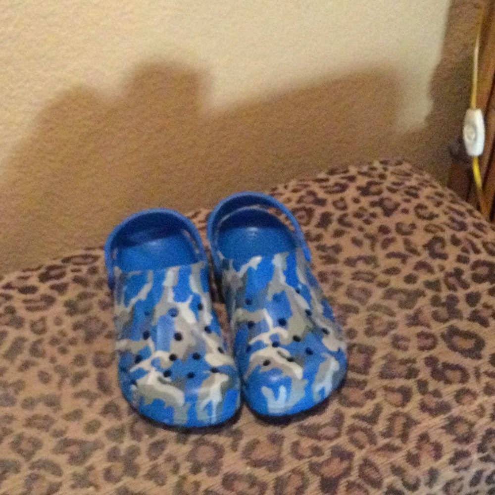 Crocs sz7 women blue Camo
